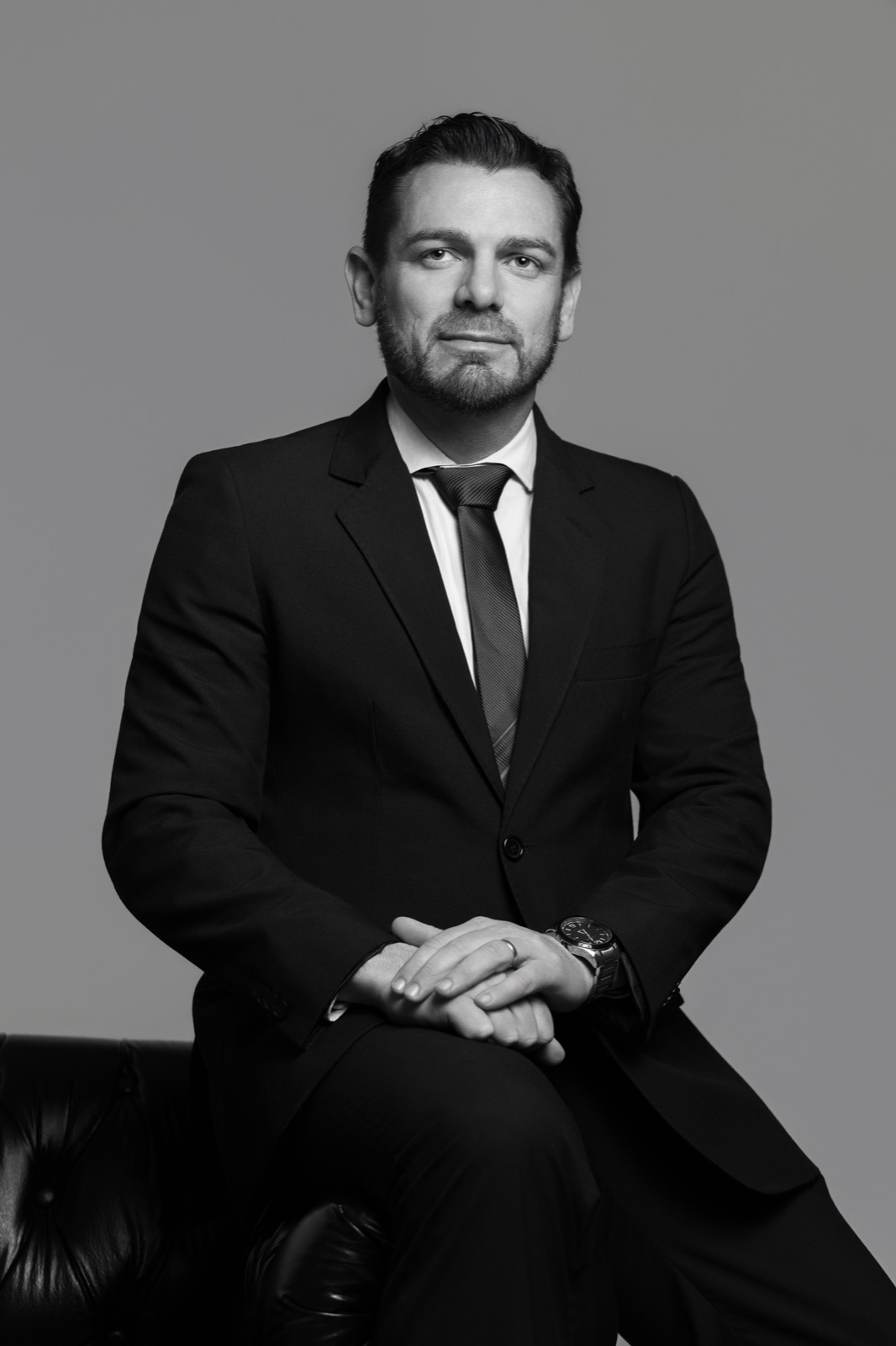 Retrato em preto e branco de Wagner Petrini de terno