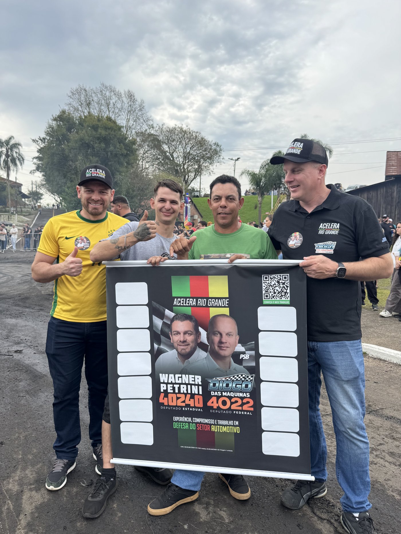 Wagner Petrini ao lado de apoiadores segurando faixa da campanha 40240 em evento de rua